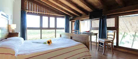 Escritorio, cortinas blackout y tabla de planchar con plancha