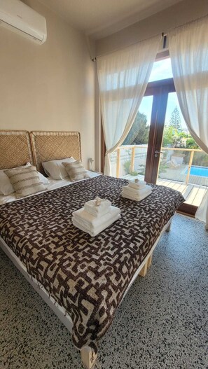 4 bedrooms, iron/ironing board, WiFi, bed sheets