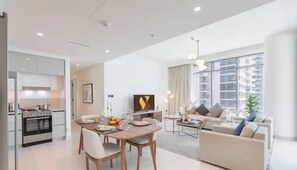 Appartement luxueux, vue sur la plage | Aire de séjour | Téléviseur connecté de 65 po avec télévision par satellite