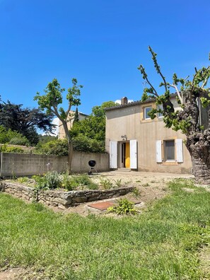 Exterior - Idyllic gîte with private pool and garden in beautiful surroundings. (Laure-Minervois)