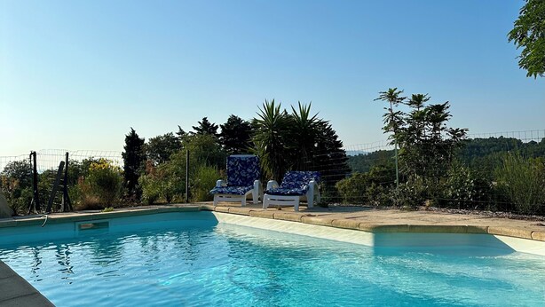 A swimming pool with two lounge chairs and a ladder. - Idyllic gîte with private pool and garden in beautiful surroundings. (Laure-Minervois)