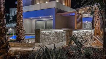 住宿正面 - 傍晚/夜晚