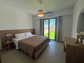 In-room safe, iron/ironing board, free WiFi, bed sheets - Lumina Sense Villas (Kato Gouves)