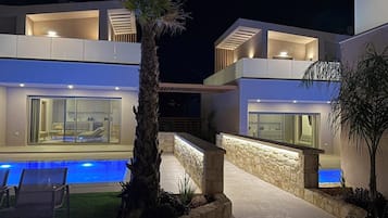Fachada de la propiedad por la tarde o noche