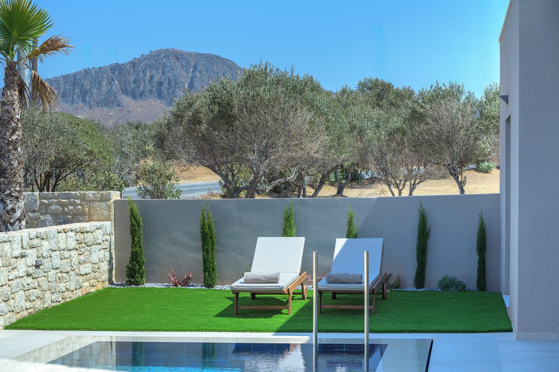Outdoor pool, pool umbrellas, sun loungers