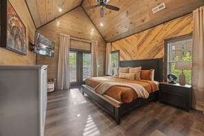 5 bedrooms, desk, travel cot, free WiFi