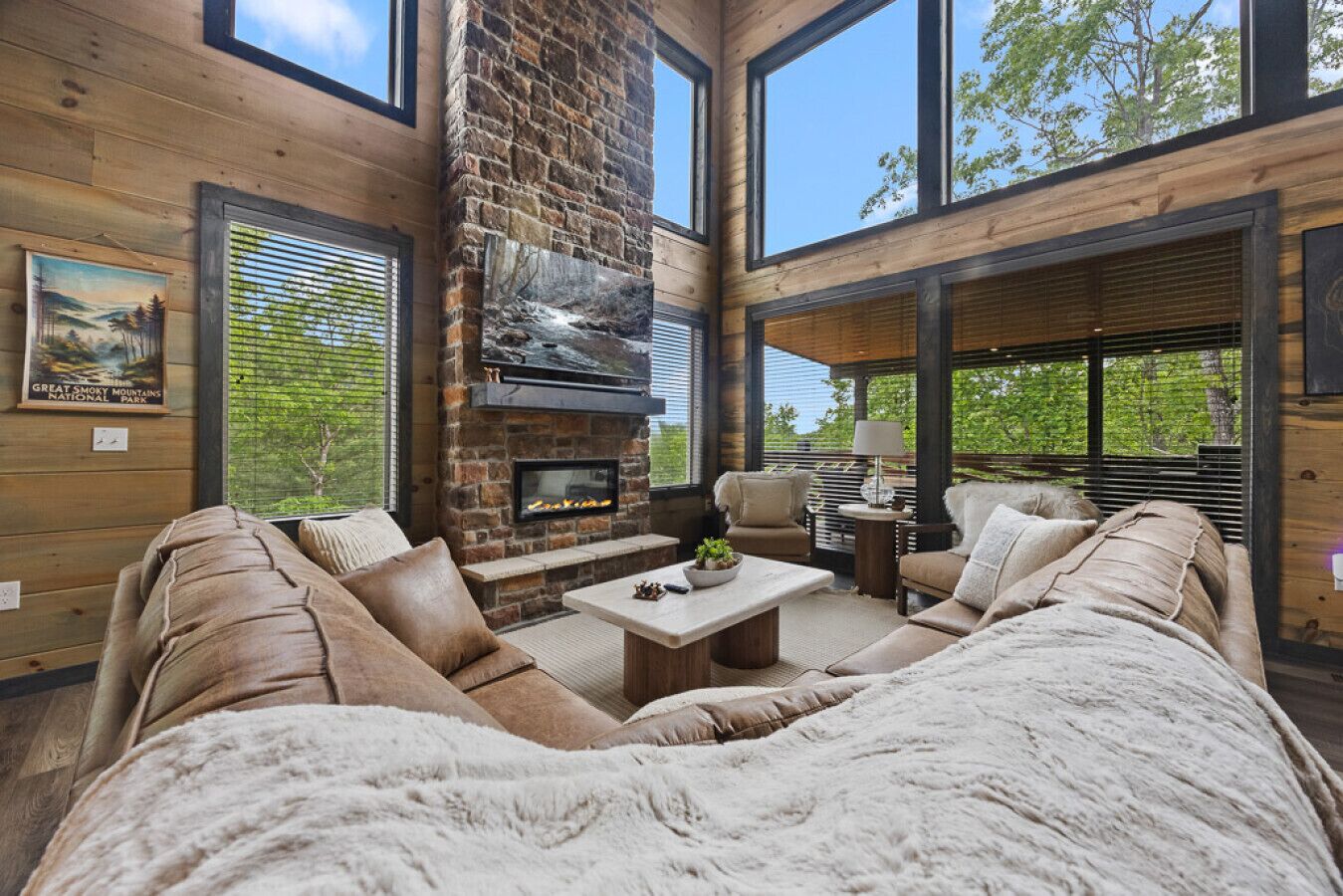 Een smart-tv en een open haard