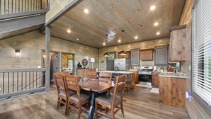Una cocina amplia con armarios de madera, una isla central y electrodomésticos modernos.
