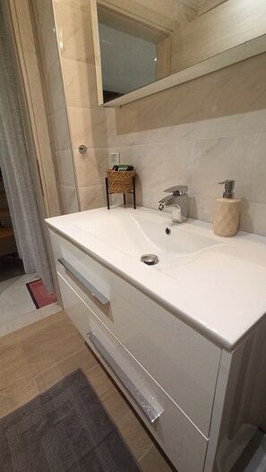 Dusche, Haartrockner, Handtücher, Seife
