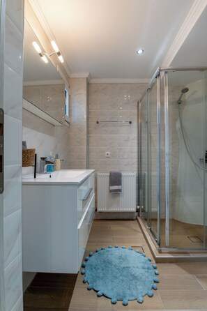 Douche, sèche-cheveux, serviettes fournies, savon