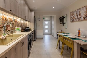 Refrigerador, horno, placa de cocina, cafetera/tetera
