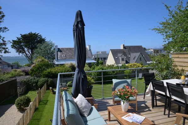 Outdoor dining - LES GANIVELLES Family home Beach access on foot in 5' Sea view, enclosed garden (Carantec)