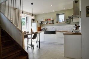 Four à micro-ondes, un four, surface de cuisson, lave-vaisselle