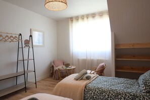 4 bedrooms, iron/ironing board, WiFi, bed sheets