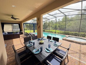 Outdoor dining - LUXURY KISSIMMEE OASIS 8 BR/6 BA PRIVATE LANAI, THEATER, GAME ROOM min to DISNEY (Kissimmee)
