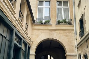 Unclassified image, 4 of 10, button - Paris Marais by Melvane (Paris)