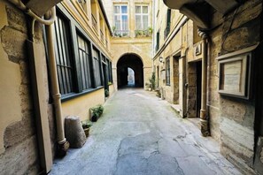 Unclassified image, 3 of 10, button - Paris Marais by Melvane (Paris)