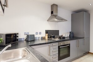 Kühlschrank, Mikrowelle, Ofen, Herdplatte