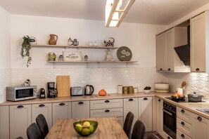 Mikrowelle, Wasserkocher mit Kaffee-/Teezubehör