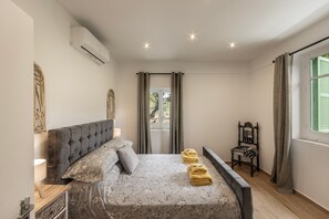 3 bedrooms, cribs/infant beds, bed sheets