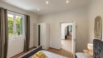 3 bedrooms, cribs/infant beds, bed sheets