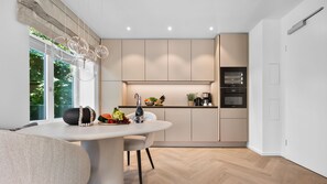 Kühlschrank, Mikrowelle, Ofen, Herdplatte