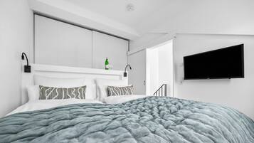 1 habitación, tabla de planchar con plancha y cuna de viaje