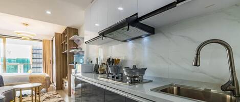 Kühlschrank, Mikrowelle, Herdplatte, Kochgeschirr/Geschirr/Besteck