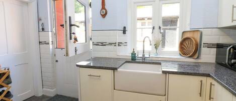 Lave-vaisselle, batterie de cuisine, vaisselle et ustensiles