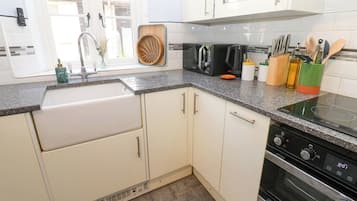 Lave-vaisselle, batterie de cuisine, vaisselle et ustensiles