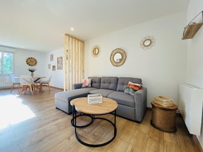 Smart TV - Charming house in a serene setting. Along the Flow vélo! (Julienne)
