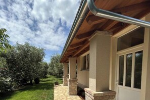 Family House, Multiple Bedrooms, 2 Bathrooms (Casa Oliva Kim Marie) | Property grounds