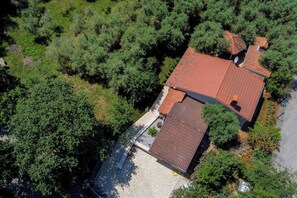 An aerial view of a house surrounded by dense greenery. - Casa Oliva Kim Marie /w Garden (Medulin)
