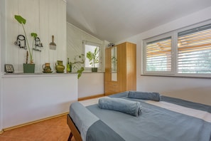 Family House, Multiple Bedrooms, 2 Bathrooms (Casa Oliva Kim Marie) | 2 bedrooms, free WiFi, bed sheets
