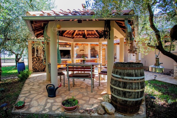 Casa familiar, 2 habitaciones, 2 baños (Casa Oliva Kim Marie) | Restaurante al aire libre