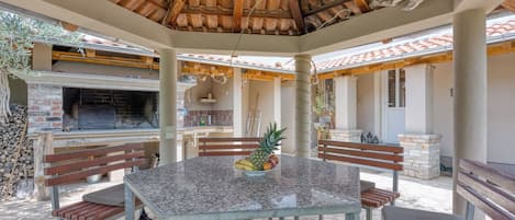 Family House, Multiple Bedrooms, 2 Bathrooms (Casa Oliva Kim Marie) | Outdoor dining