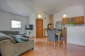 21-inch flat-screen TV with cable channels, fireplace - Casa Oliva Kim Marie (Medulin)