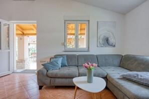 Family House, Multiple Bedrooms, 2 Bathrooms (Casa Oliva Kim Marie) | Living area | 21-inch flat-screen TV with cable channels, fireplace - Casa Oliva Kim Marie (Medulin)