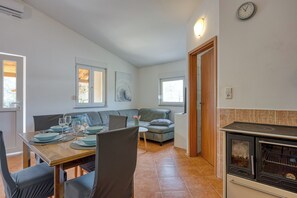 Family House, Multiple Bedrooms, 2 Bathrooms (Casa Oliva Kim Marie) | Dining - Casa Oliva Kim Marie (Medulin)