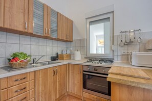 Family House, Multiple Bedrooms (Casa Oliva Kim Marie) | Private kitchen | Fridge, microwave, oven, stovetop