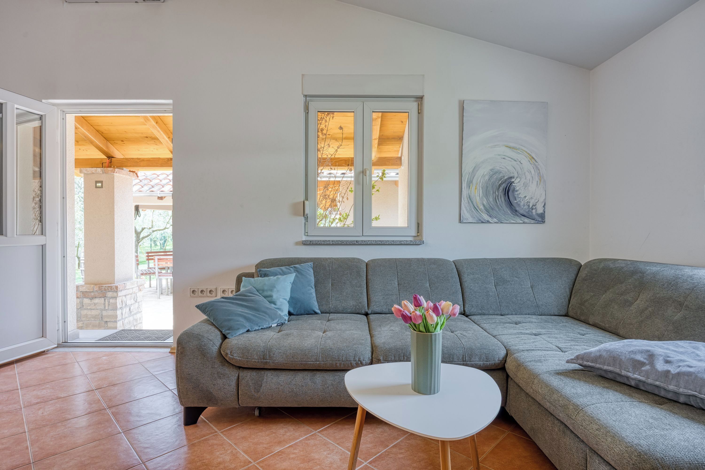 21-inch flat-screen TV with cable channels, fireplace