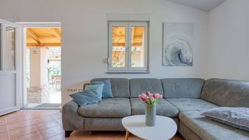 21-inch flat-screen TV with cable channels, fireplace