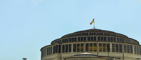 Un edificio grande y circular con una bandera en la parte superior.