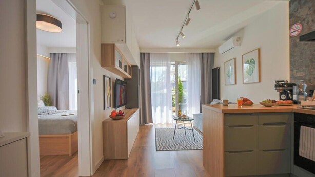 Een moderne keuken met een eetgedeelte, een kleine tafel en uitzicht op de omgeving.