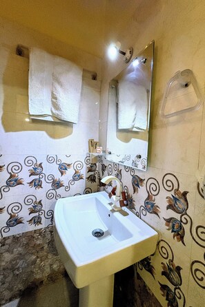 Shower, hair dryer, towels, soap - Charming bed & breakfast in brilliant Agra with WiFi, AC (Agra)