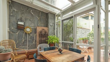 Apartamento, vista para a cidade | Terraço/pátio