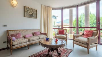 Apartamento, vista para a cidade | Área de estar | TV de tela plana 32 polegadas com canais a cabo