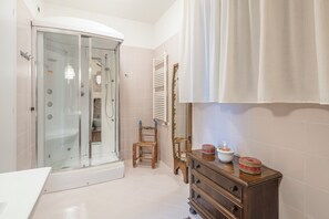 Departamento, vista a la ciudad | Baño | Regadera, secadora de cabello, bidet, toallas 