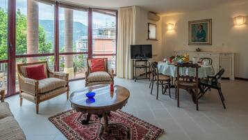 Apartamento, vista para a cidade | Área de estar | TV de tela plana 32 polegadas com canais a cabo