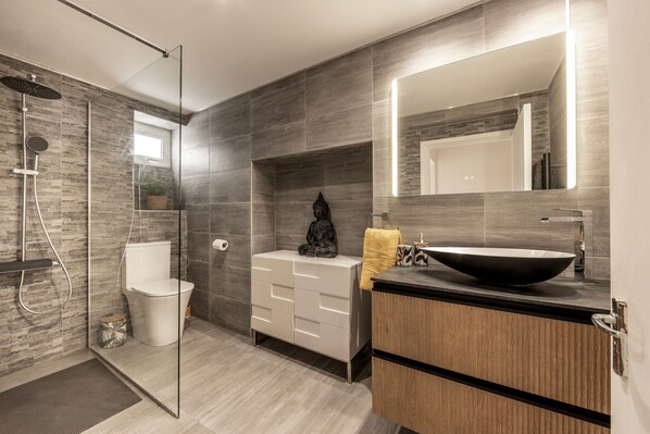 3 bedrooms - Galata Watermill Cottage (Galata)